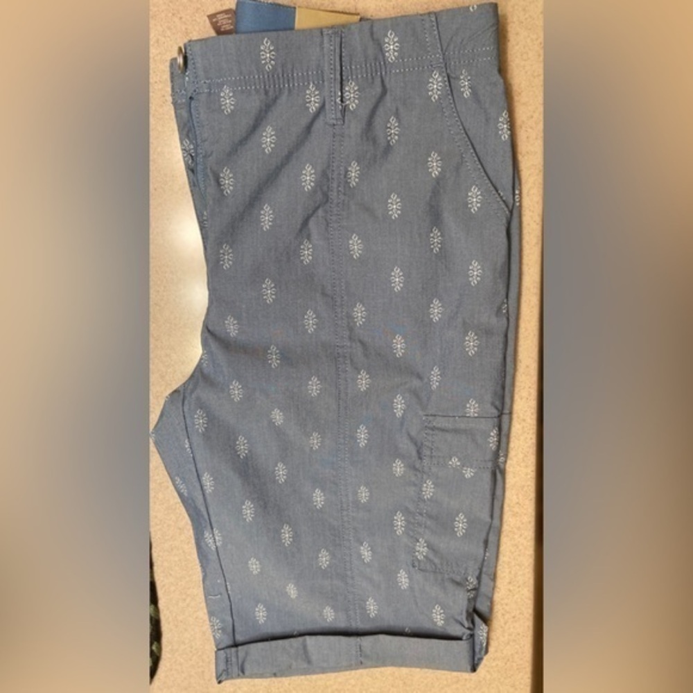 NWT-Chicos Chambray “Fitigue” Cargo Shorts